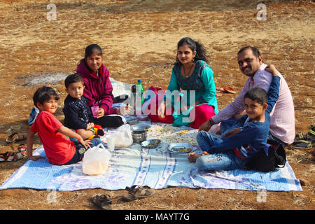 Indische Familie Frühstück in der Farm in der Nähe von Tamihini Ghat in Pune Stockfoto