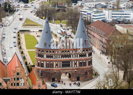 Lübeck, Deutschland. Luftaufnahme der Holstentor oder Holstein Tor, eines der Stadttore der Hansestadt Lübeck, vom Turm der Petrikirche Stockfoto