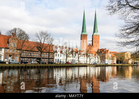 Lübeck, Deutschland. Blick auf Lübeck Kathedrale (Dom zu Lübeck, Hotel Lübecker Dom) in die Trave wider. Ein Weltkulturerbe seit 1987 Stockfoto