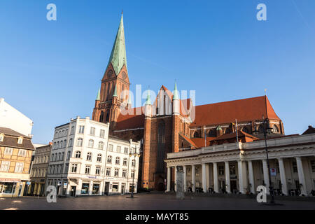 Schwerin, Deutschland. Blick auf den Schweriner Dom (Schweriner Dom) in der am Markt Marktplatz, mit dem neuen Gebäude (Neues Gebaude) Stockfoto