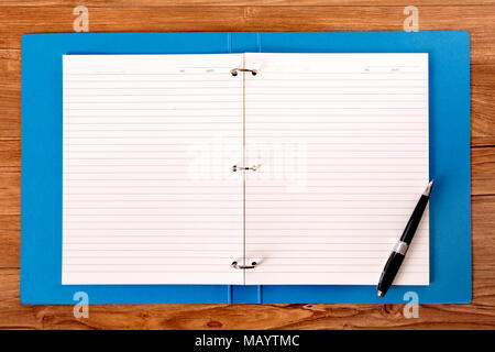 Student's Schreibtisch mit blauen Projektordner und Kugelschreiber. Stockfoto