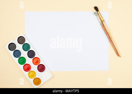Aquarellfarben, Pinsel Papier auf einem gelben Hintergrund, das Konzept der Kreativität und die Entwicklung der Kinder Stockfoto