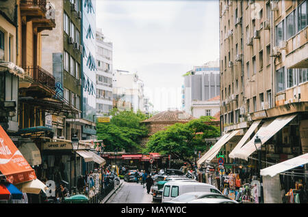 THESSALONIKI, Griechenland - 27. MAI 2015: Cafés und Bars in der Komninon Street. Schöne Sicht auf die Bäder. Ansicht des Yahudi Hamam Stockfoto