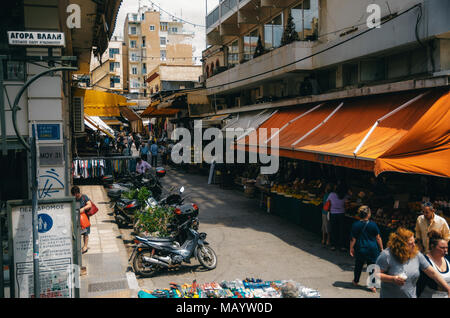 THESSALONIKI, Griechenland - 27. MAI 2015: Straße der Handel in Thessaloniki. Das Hotel Amalia S EIN Stockfoto