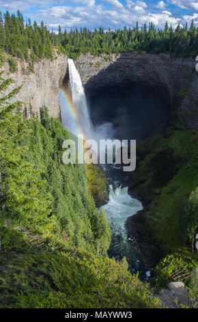 Regenbogen auf Helmcken Falls im Wells Gray Provincial Park in der Nähe von Clearwater, British Columbia, Kanada Helmcken Falls ist ein 141 m Wasserfall an der M Stockfoto