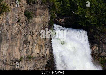 Helmcken Falls im Wells Gray Provincial Park in der Nähe von Clearwater, British Columbia, Kanada Helmcken Falls ist ein 141 m Wasserfall an der Murtle River. Stockfoto