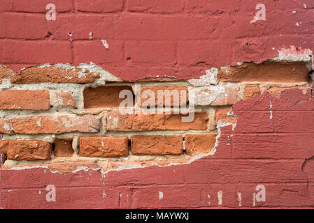 Alte Fassade renovierungsbedürftig, bröckelnden Putz, rote Ziegelsteine, Detail, Burgenland, Österreich Stockfoto