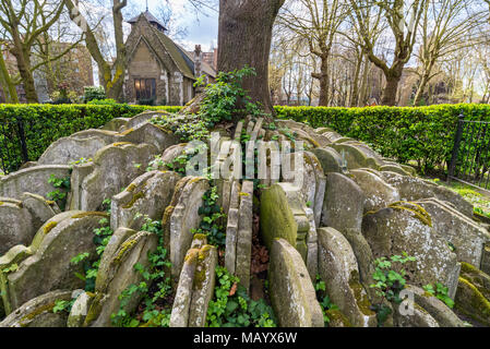 Grabsteine um die Hardy Baum im Kirchhof der St. Pancras, London, UK Stockfoto