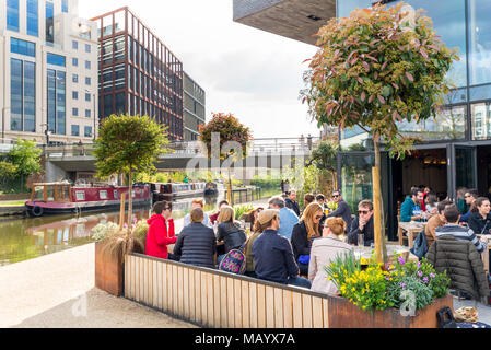 Die Lighterman Pub neben das Regent's Canal, Getreidespeicher Square, King's Cross, London, UK Stockfoto