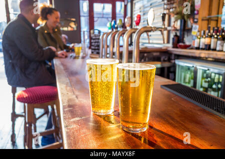 Nahaufnahme von zwei Pints Bier an der Bar, ein Pub, UK, London Stockfoto