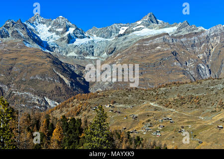 Blick über das Dorf Findeln auf die Zermatter Berge, Dent Blanche, Oberes Gabelhorn, Gabelhorngletscher, Wellenkuppe Stockfoto