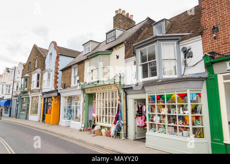 Kleine Geschäfte auf der High Street von Whitstable, Kent, Großbritannien Stockfoto