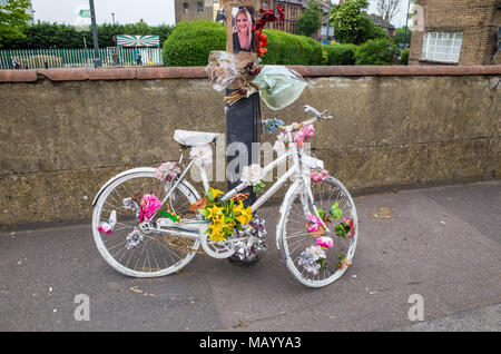 White ghost Fahrrad am Straßenrand Denkmal an der Stelle, wo ein Radfahrer bei einem Verkehrsunfall, Haringey, London, UK getötet wurde, Stockfoto