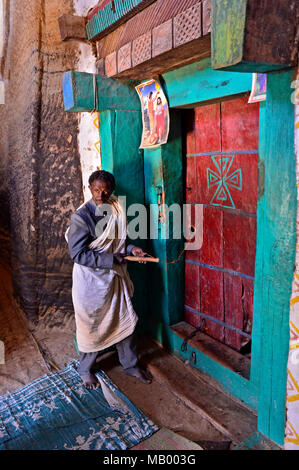 Priester an der Tür zum Rock Kirche Medhane Alem von Adi Kasho, Provinz Tigray, Äthiopien Stockfoto
