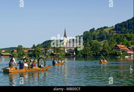 Männer tragen traditionelle Kostüme im festlich geschmückten Plätzen, Boote aus Holz, auf der Schliersee See, Blick auf den Schliersee mit Stockfoto