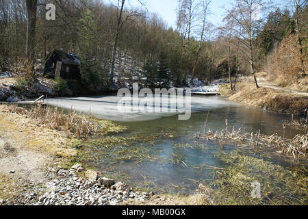 Gefrorener Bach im Winter in Bayern und Bayerischen Wald im Winter der Nadel Stockfoto