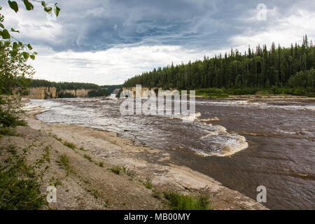 Alexandra fällt im Wäschetrockner 32 Meter über der Hay River, Twin Falls Gorge Territorial Park Northwest Territories, Kanada Stockfoto