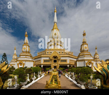 Vergoldet 101 m hohen Phra Maha Chedi Chai Mongkhon Pagode, Wat Pha Nam Jugendstrafanstalt Tempel, Phuttha-Utthayan Park, Provinz Roi Et, Isan Stockfoto