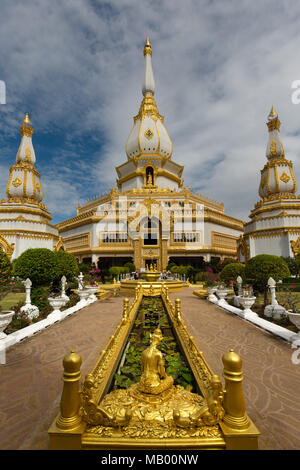 Vergoldet 101 m hohen Phra Maha Chedi Chai Mongkhon Pagode, Lotus Brunnen, Wat Pha Nam Jugendstrafanstalt Tempel, Phuttha-Utthayan Park Stockfoto