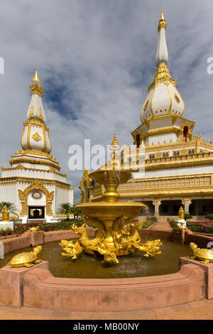 Vergoldeten Springbrunnen vor dem 101 m hohen Phra Maha Chedi Chai Mongkhon Pagode, Wat Pha Nam Jugendstrafanstalt Tempel, Phuttha-Utthayan Park Stockfoto