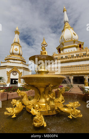 Vergoldeten Springbrunnen vor dem 101 m hohen Phra Maha Chedi Chai Mongkhon Pagode, Wat Pha Nam Jugendstrafanstalt Tempel, Phuttha-Utthayan Park Stockfoto