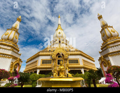 Vergoldeten Springbrunnen vor dem 101 m hohen Phra Maha Chedi Chai Mongkhon Pagode, Wat Pha Nam Jugendstrafanstalt Tempel, Phuttha-Utthayan Park Stockfoto