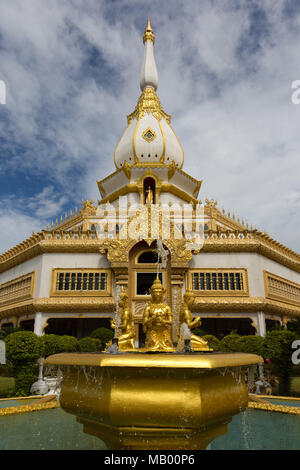 Vergoldeten Springbrunnen vor dem 101 m hohen Phra Maha Chedi Chai Mongkhon Pagode, Wat Pha Nam Jugendstrafanstalt Tempel, Phuttha-Utthayan Park Stockfoto