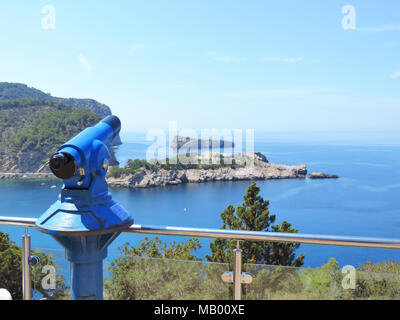 Aussichtspunkt mit Fernglas oder Teleskop. Ibiza Aussichtspunkt auf einer Klippe Küste. Stockfoto