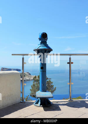 Aussichtspunkt mit Fernglas oder Teleskop. Ibiza Aussichtspunkt auf einer Klippe Küste. Stockfoto