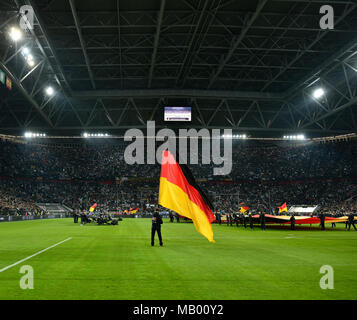 Atmosphärische Fahnenschwinger mit deutscher Flagge vor dem Beginn des Fußballspiels, Esprit Arena, Düsseldorf Stockfoto