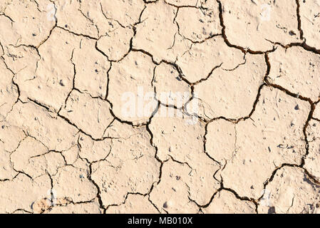 Risse, Dürre oder Wüste Hintergrund. Trockenes land mit Rissen. Stockfoto
