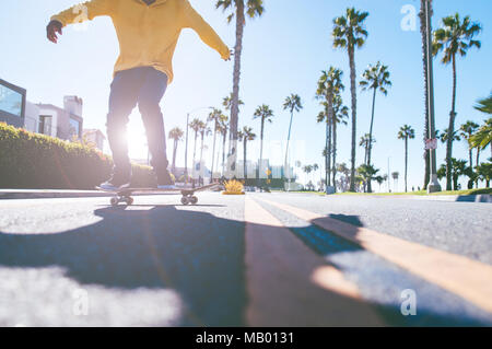 Skater Boy auf der Straße in Los Angeles. Skateboarding in Venedig, Kalifornien Stockfoto