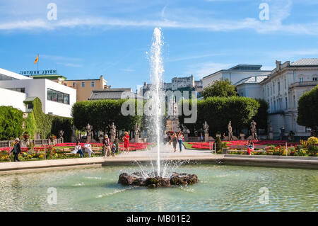 Salzburg, Österreich 08.28.2012. Schöne Sicht auf die Festung aus dem Mirabell Historic Park im Sommer sonnigen Tag. Die horizontalen Rahmen. Stockfoto