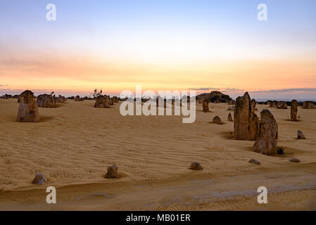 Mit Blick auf die kürzlich Sonne in den Pinnacles, Australien Stockfoto
