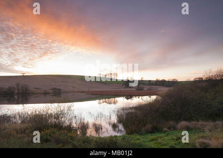 Sonnenuntergang über dem Pool an Priddy Mineries Anfang November in der Nähe von Brunnen in Somerset. Stockfoto