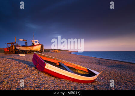 Boote auf einem Schindel Bank an der nördlichen Küste von Norfolk. Stockfoto