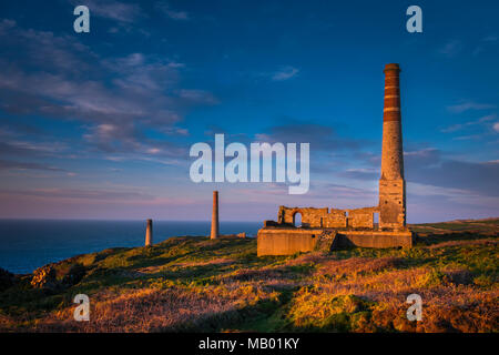 Levante meine Gebäude an der Küste von Cornwall. Stockfoto