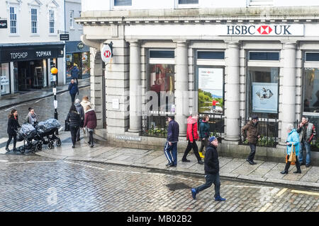 Fußgänger in Boscawn Street im Stadtzentrum von Truro in Cornwall. Stockfoto