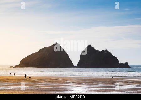 Der legendäre Flügeltürer Felsen oder Carters Felsen bei Holywell Bay in Newquay in Cornwall. Stockfoto