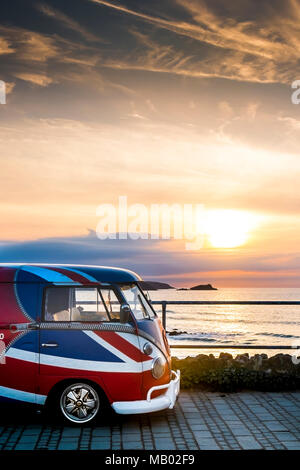 Ein vintage Volkswagen Camper van lackiert in den Farben der Union Flag in Little Fistral in Newquay in Cornwall geparkt. Stockfoto