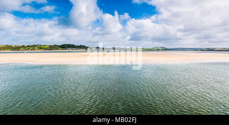 Einen Panoramablick auf den Fluss Camel bei Ebbe in der Nähe von Padstow an der Küste von North Cornwall. Stockfoto