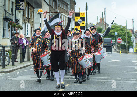 Die falmouth Marine Band marschieren durch die Straßen von Penryn Cornwall als Teil der Penryn Kemeneth zwei Tag Erbe festiva. Stockfoto