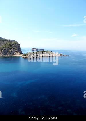 Meer Szene auf der Insel Ibiza mit blauem Wasser und klaren blauen Himmel. Blick auf das Meer. Stockfoto