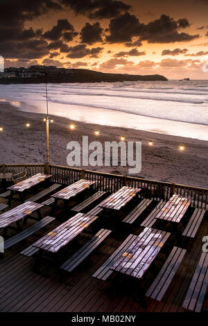 Sonnenuntergang auf den Fistral Beach in Newquay in Cornwall. Stockfoto