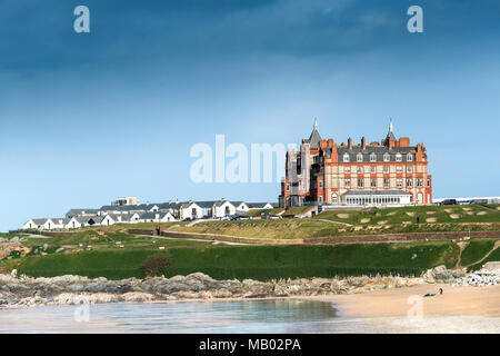 Die ikonischen Headland Hotel mit Blick auf den Fistral Beach in Newquay in Cornwall. Stockfoto