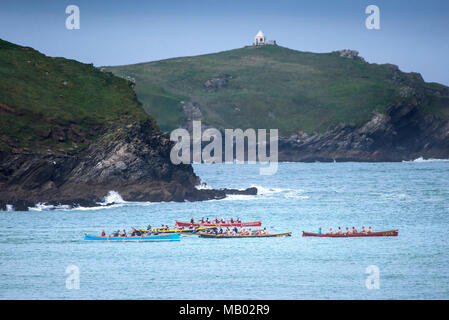 Traditionelle Cornish Pilot Gigs Racing vor der Küste von Newquay in Cornwall. Stockfoto