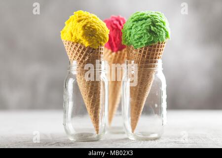 Eis auf grauem Hintergrund Stockfoto