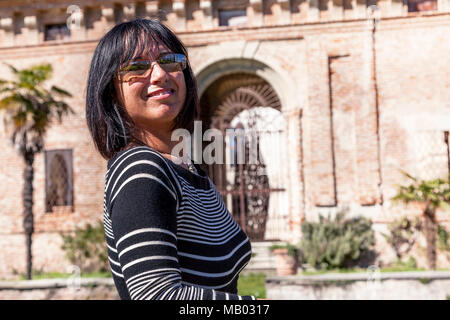 Portrait von hübsche Frau vor einer mittelalterlichen Burg an einem schönen Frühlingstag Stockfoto