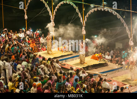 Varanasi, Indien - 13. März 2017: Nacht Gebete aus indischen Priester mit Leute zu beobachten, am Ufer des Flusses Ganges in Varanasi, Indien Stockfoto