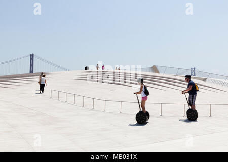 Besucher auf der Dachterrasse des Museum für Kunst und Architektur und Technologie in Lissabon. Stockfoto